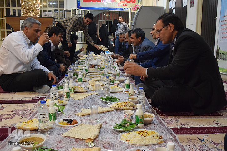 گزارش تصویری صیافت افطار آموزش و پرورش ناحیه یک خرمآباد گزارش تصویری صیافت افطار آموزش و پرورش ناحیه یک خرمآباد