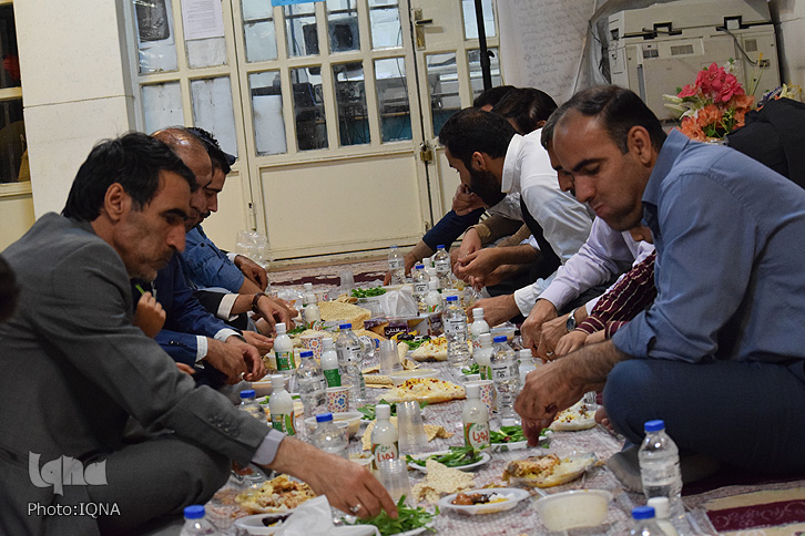 گزارش تصویری صیافت افطار آموزش و پرورش ناحیه یک خرمآباد گزارش تصویری صیافت افطار آموزش و پرورش ناحیه یک خرمآباد