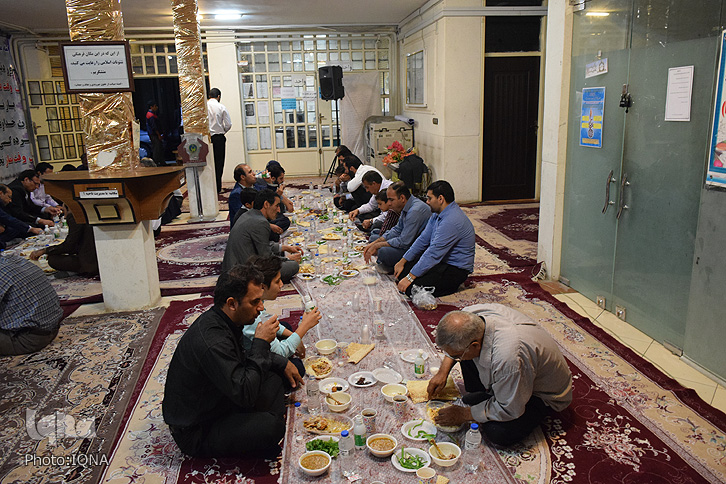 گزارش تصویری صیافت افطار آموزش و پرورش ناحیه یک خرمآباد گزارش تصویری صیافت افطار آموزش و پرورش ناحیه یک خرمآباد