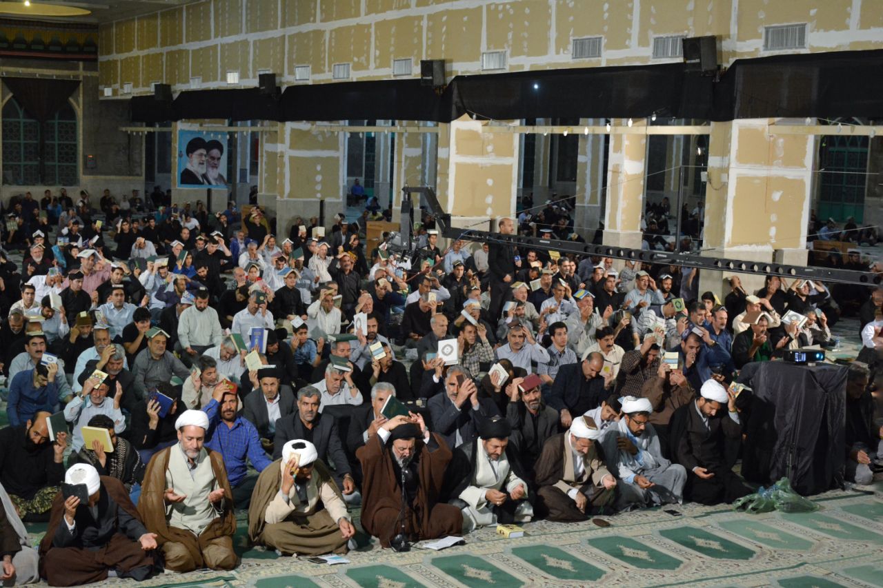 گزارش تصویری مراسم شب قدر در خرمآباد گزارش تصویری مراسم شب قدر در خرمآباد