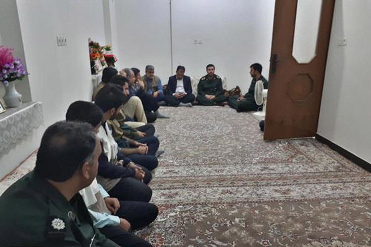 دیدار فرمانده ناحیه مقاوت بسیج پلدختر با خانواده شهید فتح&zwnj;الله چراغی