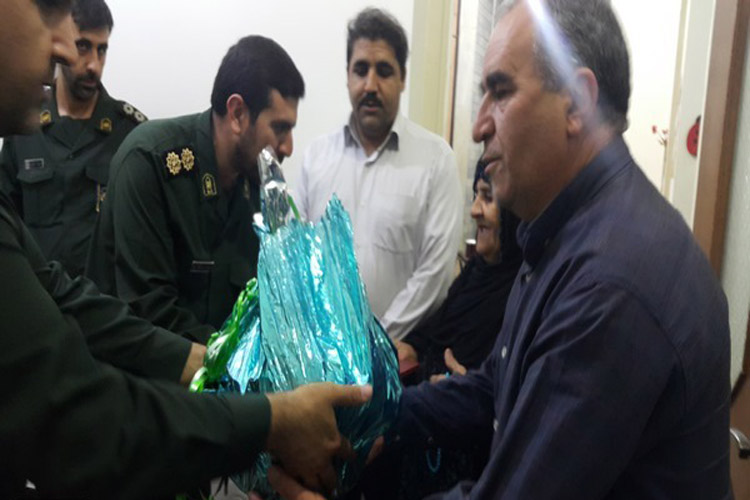 دیدار فرمانده ناحیه مقاوت بسیج پلدختر با خانواده شهید فتح&zwnj;الله چراغی