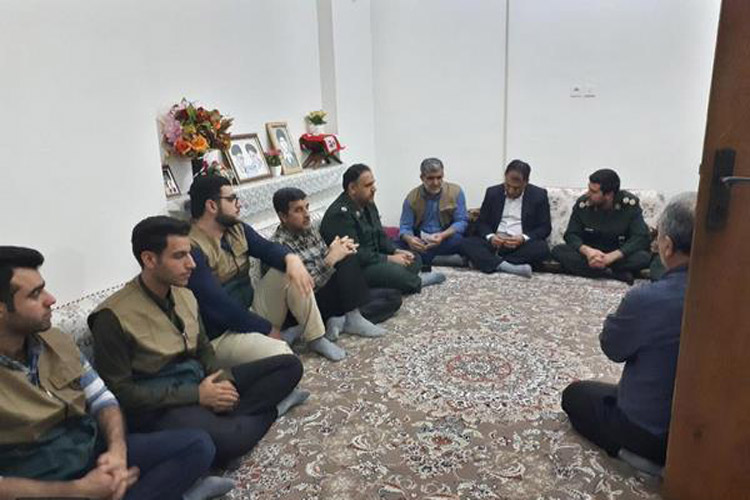 دیدار فرمانده ناحیه مقاوت بسیج پلدختر با خانواده شهید فتح&zwnj;الله چراغی