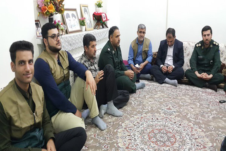 دیدار فرمانده ناحیه مقاوت بسیج پلدختر با خانواده شهید فتح&zwnj;الله چراغی
