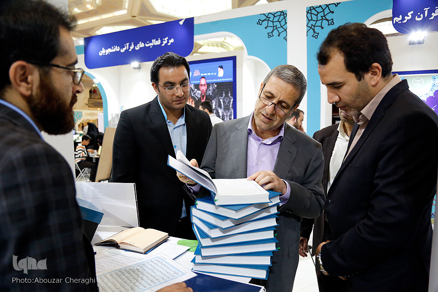 استاندار بوشهر از نمایشگاه قرآن بازدید کرد