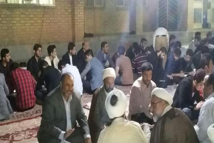 برپایی ضیافت افطار دانشجویان دانشگاه علامه طباطبایی خرم&lrm;آباد در کنار شهید گمنام