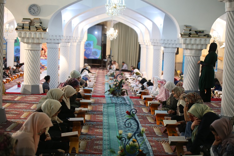 برگزاری مراسم جزء&zwnj;خوانی قرآن در مسجد جامع سنندج