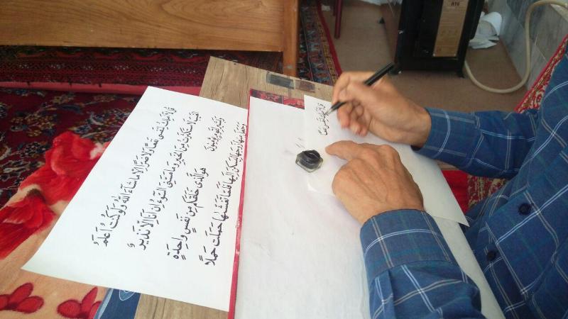 خوشنویس البرزی موفق به کتابت قرآن کریم به خط هندی شد
