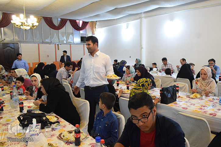 گزارش تصویری ضیافت افطاری جامعه معلولان خرم&lrm;آباد