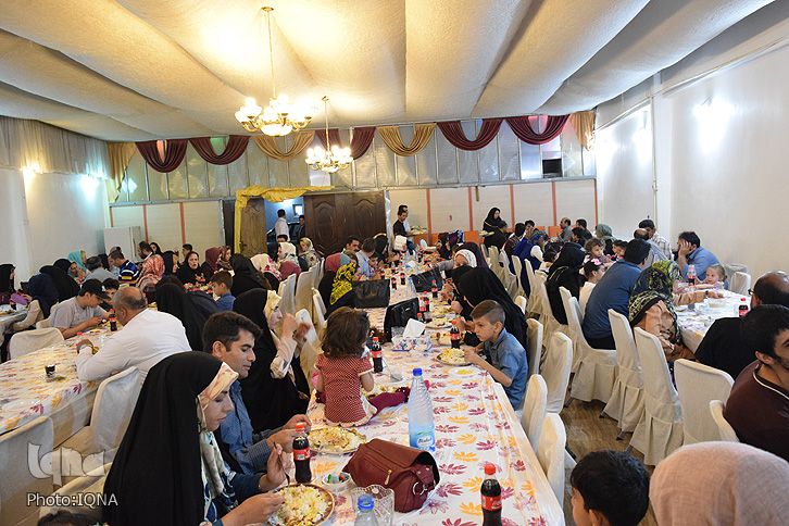 گزارش تصویری ضیافت افطاری جامعه معلولان خرم&lrm;آباد