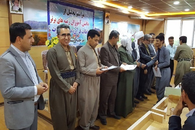 تجلیل از 36 رتبه برتر استانی مسابقات قرآن، نماز و عترت