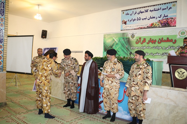 اساتید و خادمان قرآن كریم ماه مبارك رمضان تیپ 55 هوابرد شیراز تجلیل شدند