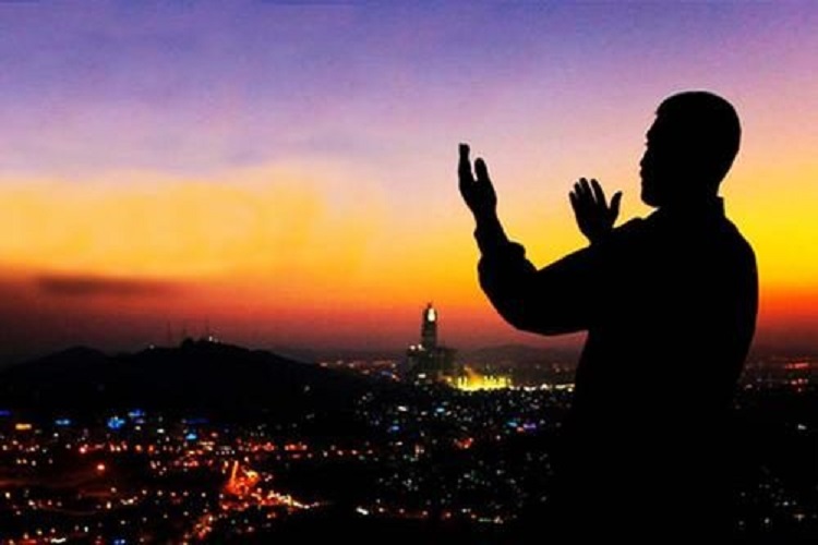 عبادتِ بدون عبودیت بی‌فایده است
