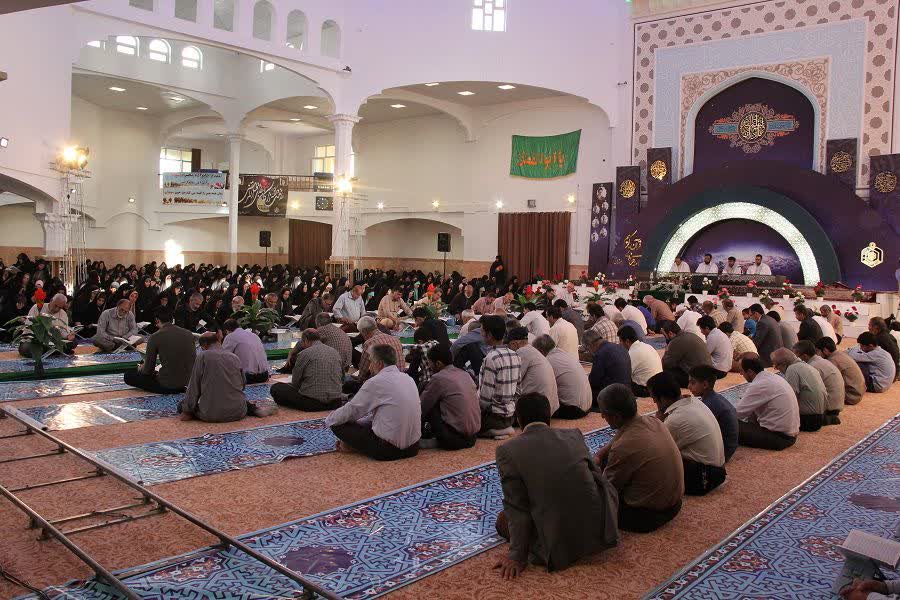 اهدای 55 کمک هزینه سفر به مشهد مقدس در محفل جزء خوانی قرآن در باغ بهشت همدان
