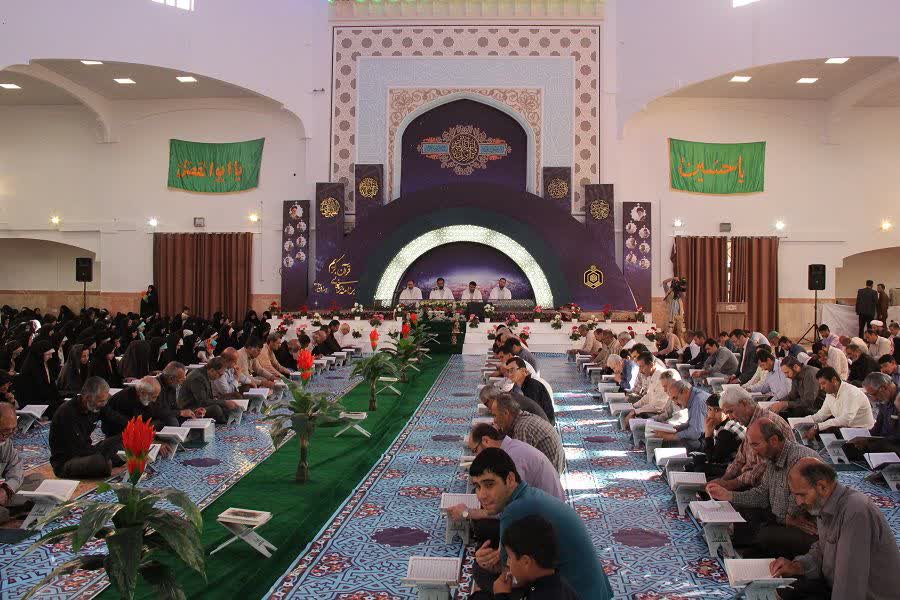 اهدای 55 کمک هزینه سفر به مشهد مقدس در محفل جزء خوانی قرآن در باغ بهشت همدان