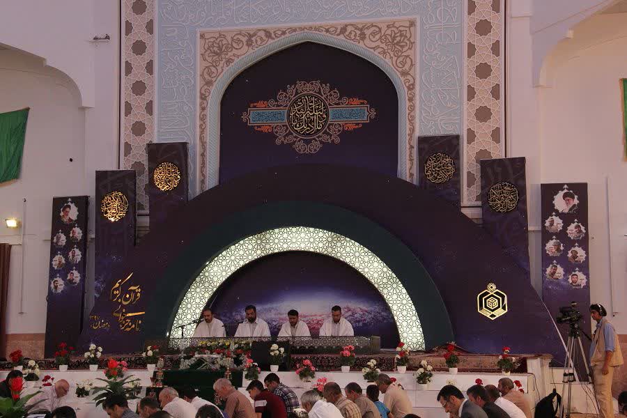 اهدای 55 کمک هزینه سفر به مشهد مقدس در محفل جزء خوانی قرآن در باغ بهشت همدان