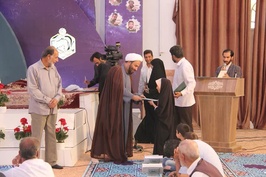 اهدای 55 کمک هزینه سفر به مشهد مقدس در محفل جزء خوانی قرآن در باغ بهشت همدان