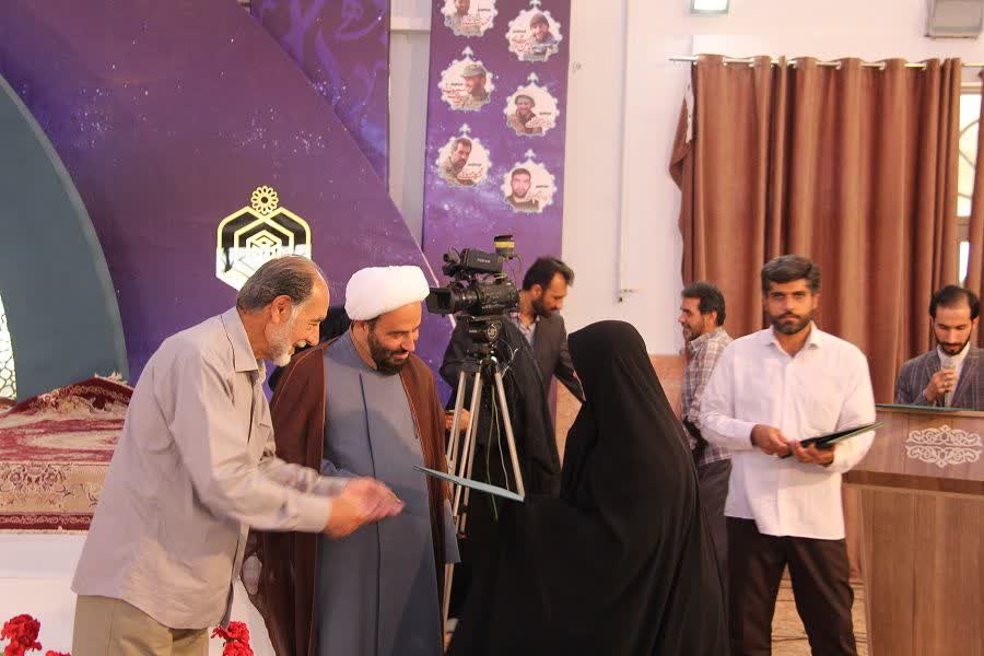 اهدای 55 کمک هزینه سفر به مشهد مقدس در محفل جزء خوانی قرآن در باغ بهشت همدان