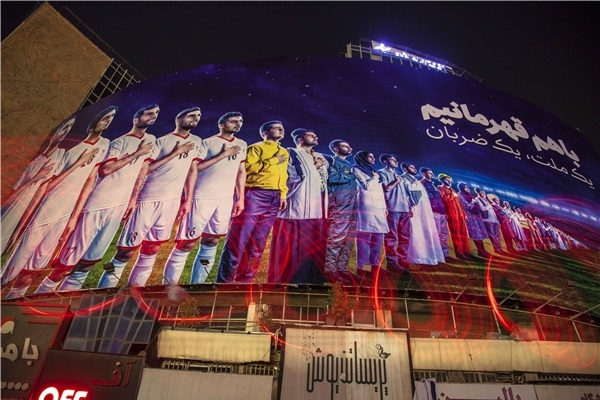 تعویض مجدد دیوارنگاری میدان ولی&zwnj;عصر(عج)/ پُررنگ شدن نقش بانوان در  شعار &laquo;یک ملت، یک ضربان&raquo;