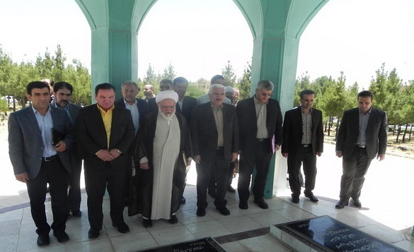 عطر افشانی گلزار شهدای گمنام دانشگاه لرستان