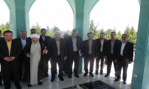 عطر افشانی گلزار شهدای گمنام دانشگاه لرستان
