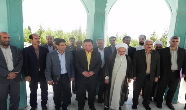 عطر افشانی گلزار شهدای گمنام دانشگاه لرستان