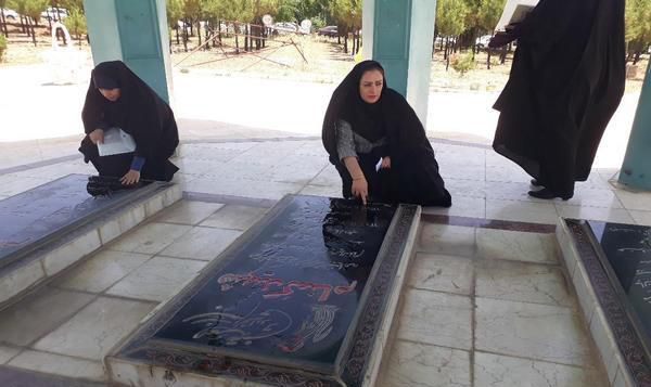 عطر افشانی گلزار شهدای گمنام دانشگاه لرستان