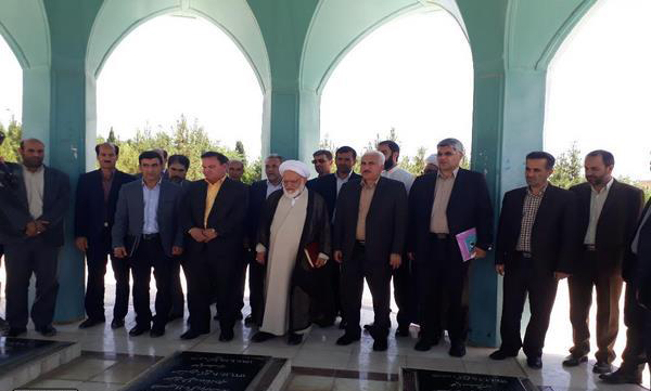 عطر افشانی گلزار شهدای گمنام دانشگاه لرستان