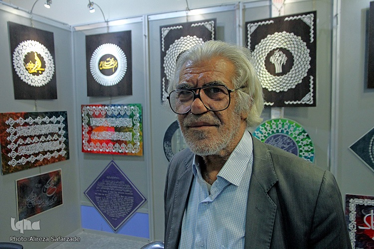 قرآن معرق آلومینیومی؛ جدیدترین اثر هنرمندی که عمر و زندگی&zwnj;اش را پای این کار گذاشته است