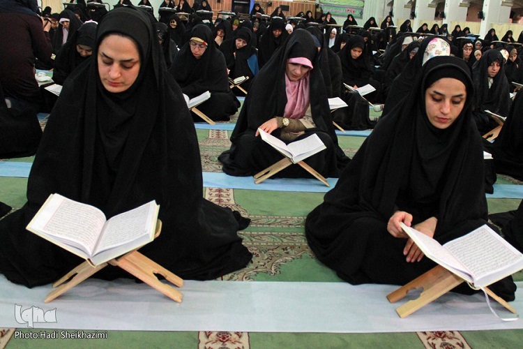 ترتیل روزانه یک جزء قرآن در مصلی امام(ره) تبریز+ تصاویر