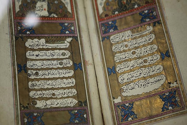 نگارش قرآن کريم روی ابريشم توسط هنرمندان افغانستان
