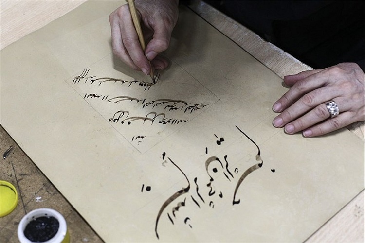 کتابت آیات وحی توسط بانوان هنرمند در حرم رضوی