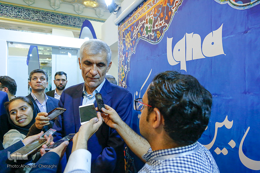 افتتاح پر حاشیه بخش بین الملل نمایشگاه قرآن/ حضور شهردار تهران در غرفه ایکنا/ مهمانانی از جنس سیاست و هنر