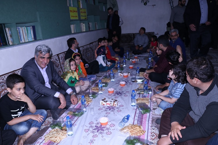 250 یتیم مهمان سفره افطار نیکوکار گیلانی شدند