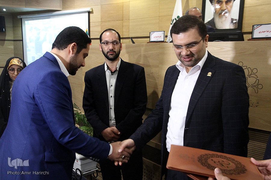 تجلیل از پنج چهره قرآنی در جلسه علنی پنجمین دوره شورای اسلامی شهر مشهد + صوت تلاوت