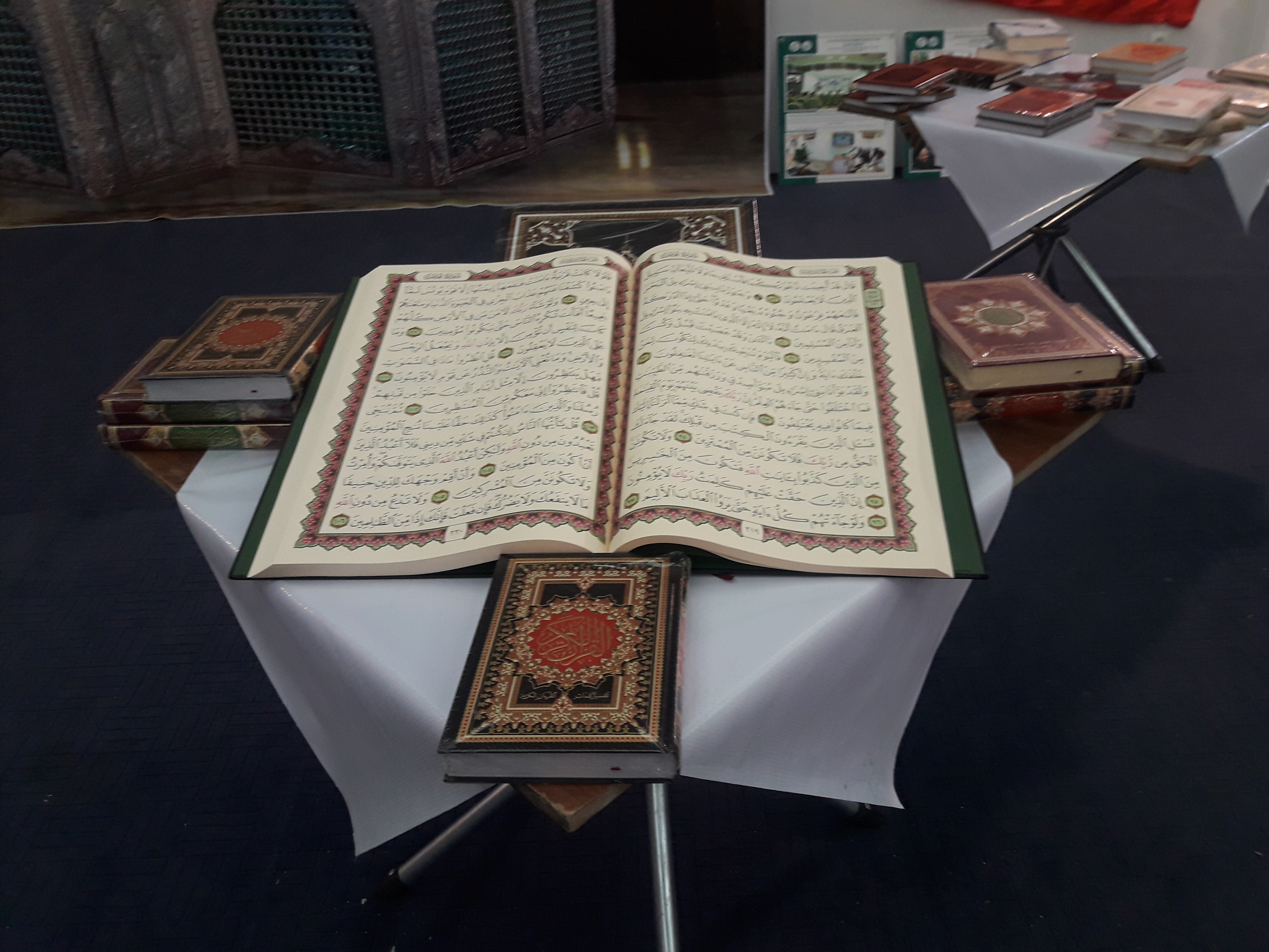 پیوند کلام وحی با اهل بیت در غرفه دارالقرآن حسینی پیوند کلام وحی با اهل بیت در غرفه دارالقرآن حسینی