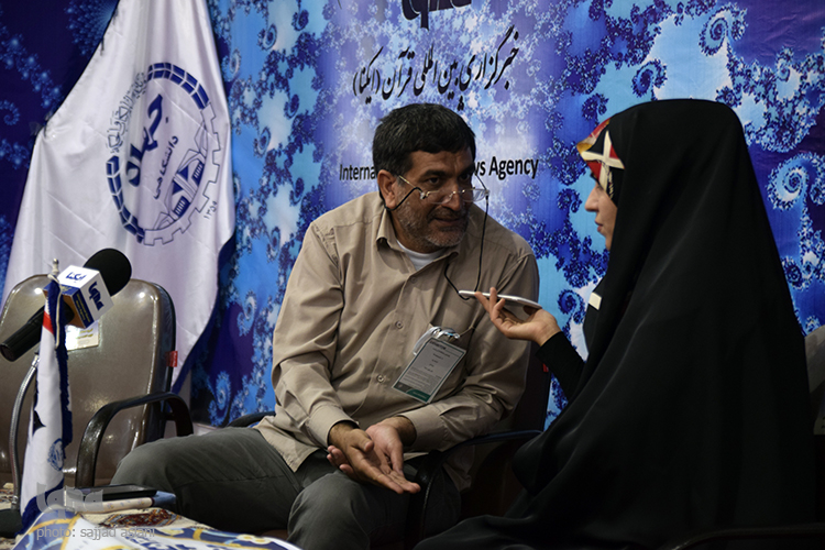 چهارمین روز برگزاری نماشگاه قرآن و عترت چهارمین روز برگزاری نماشگاه قرآن و عترت