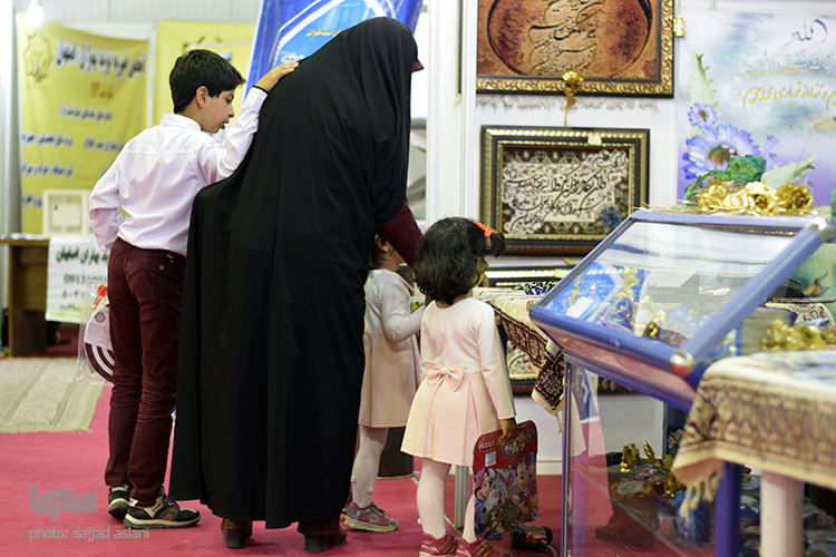 چهارمین روز برگزاری نماشگاه قرآن و عترت چهارمین روز برگزاری نماشگاه قرآن و عترت