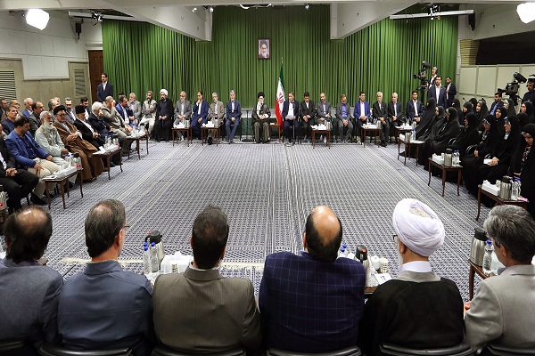 دیدار شاعران و استادان زبان و ادب پارسی با رهبر انقلاب اسلامی دیدار شاعران و استادان زبان و ادب پارسی با رهبر انقلاب اسلامی