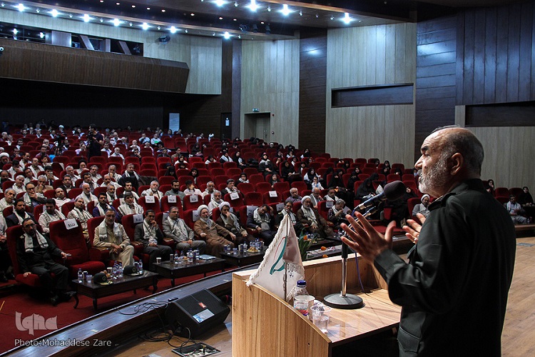 دشمن می&zwnj;خواهد ما را در قلب و ذهنمان شکست دهد