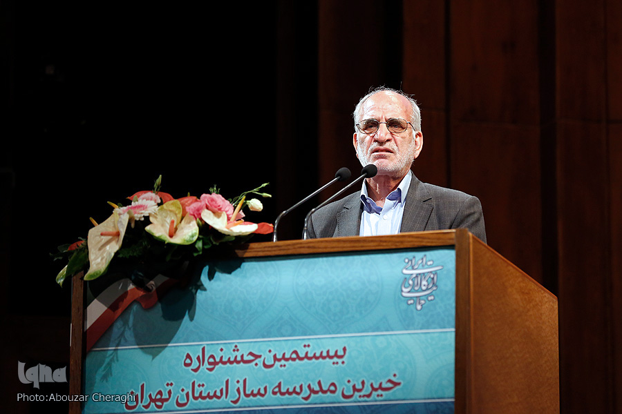 مسئولان تراکم کلاس&zwnj;های درس را با کمک خیران استاندارد کنند