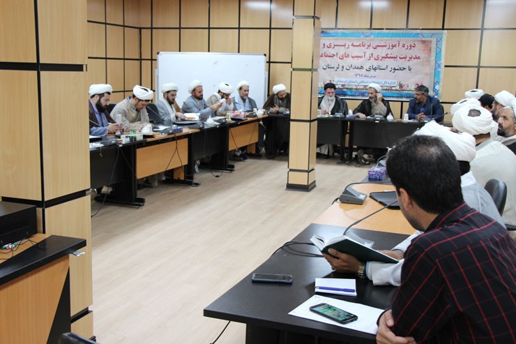 گزارش تصویری دوره آموزشی پیشگیری از آسیب&zwnj;های اجتماعی در لرستان