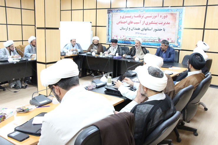 گزارش تصویری دوره آموزشی پیشگیری از آسیب&zwnj;های اجتماعی در لرستان