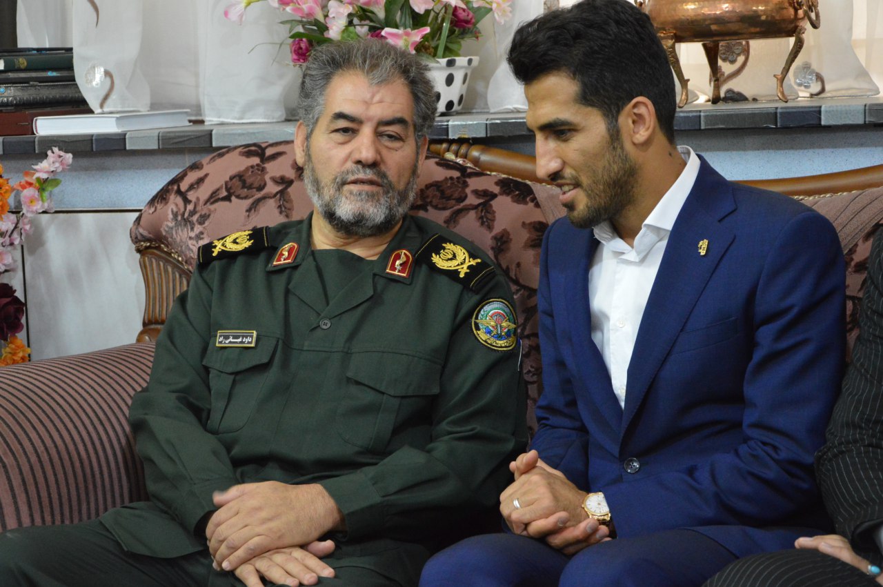 دیدار وحید امیری با خانواده شهید زنده لرستانی