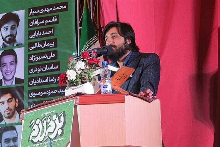 طنین «بزم رزم» شاعران و خوانندگان انقلابی در محكومیت حقوق بشر آمریكایی طنین «بزم رزم» شاعران و خوانندگان انقلابی در محكومیت حقوق بشر آمریكایی