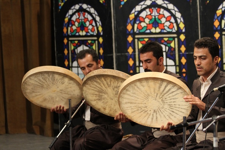 معرفی گروههای راهیافته به بخش نهایی چهارمین جشنواره مولودی خوانی «هه تاو» معرفی گروههای راهیافته به بخش نهایی چهارمین جشنواره مولودی خوانی «هه تاو»