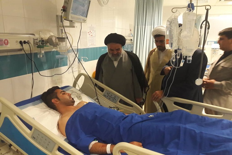 نماینده ولی فقیه از مصدومان تصادف اتوبوس سنندج - تهران عیادت کردند