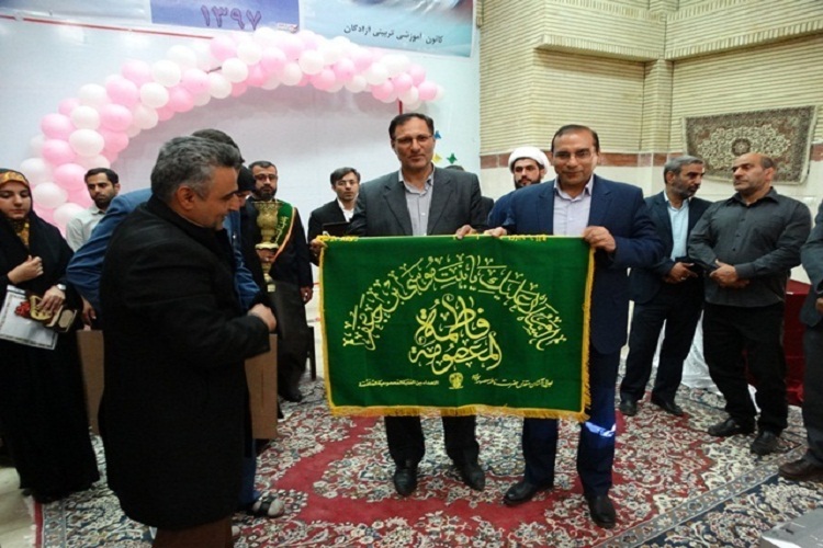 اهدا پرچم حرم حضرت معصومه(س) به مدیر آموزش و پرورش ناحیه یک خرم&zwnj;آباد