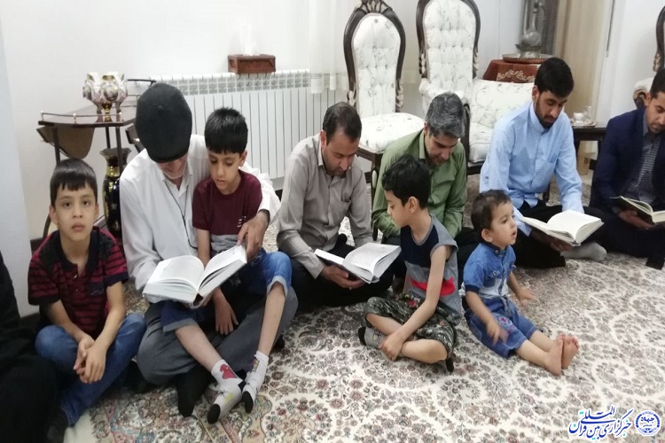 کلاسی به وسعت آموزههای قرآن در یک جمع خانوادگی کلاسی به وسعت آموزههای قرآن در یک جمع خانوادگی