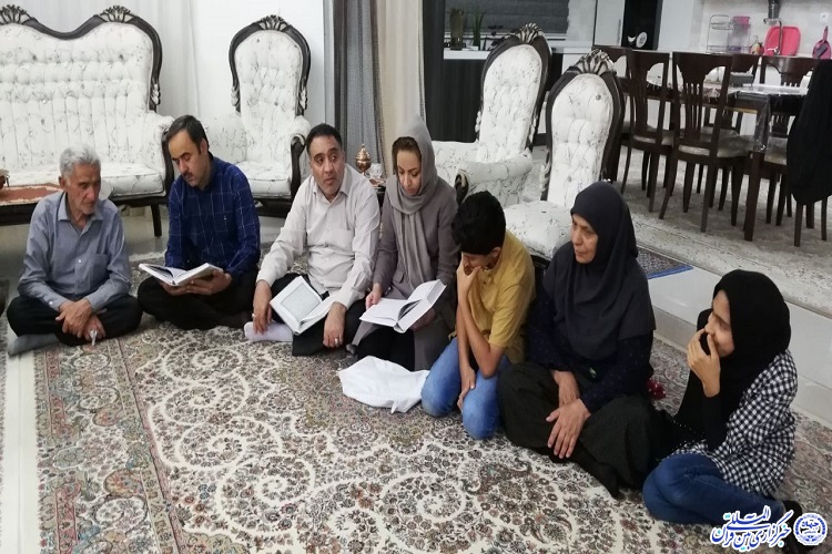کلاسی به وسعت آموزههای قرآن در یک جمع خانوادگی کلاسی به وسعت آموزههای قرآن در یک جمع خانوادگی